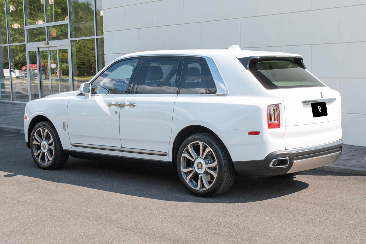 Used 2024 Rolls-Royce Cullinan Base with VIN SLATV4C09RU225032 for sale in Jericho, NY